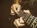 ギターを弾く手