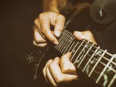 ギターを弾く手