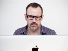 ノートパソコンを使う男性