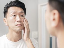 顔を気にする男性